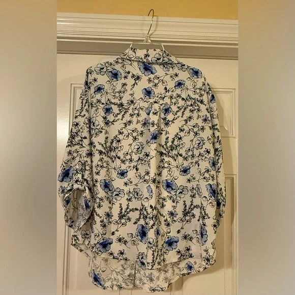 Beautiful button up blouse - Picture 3 of 11